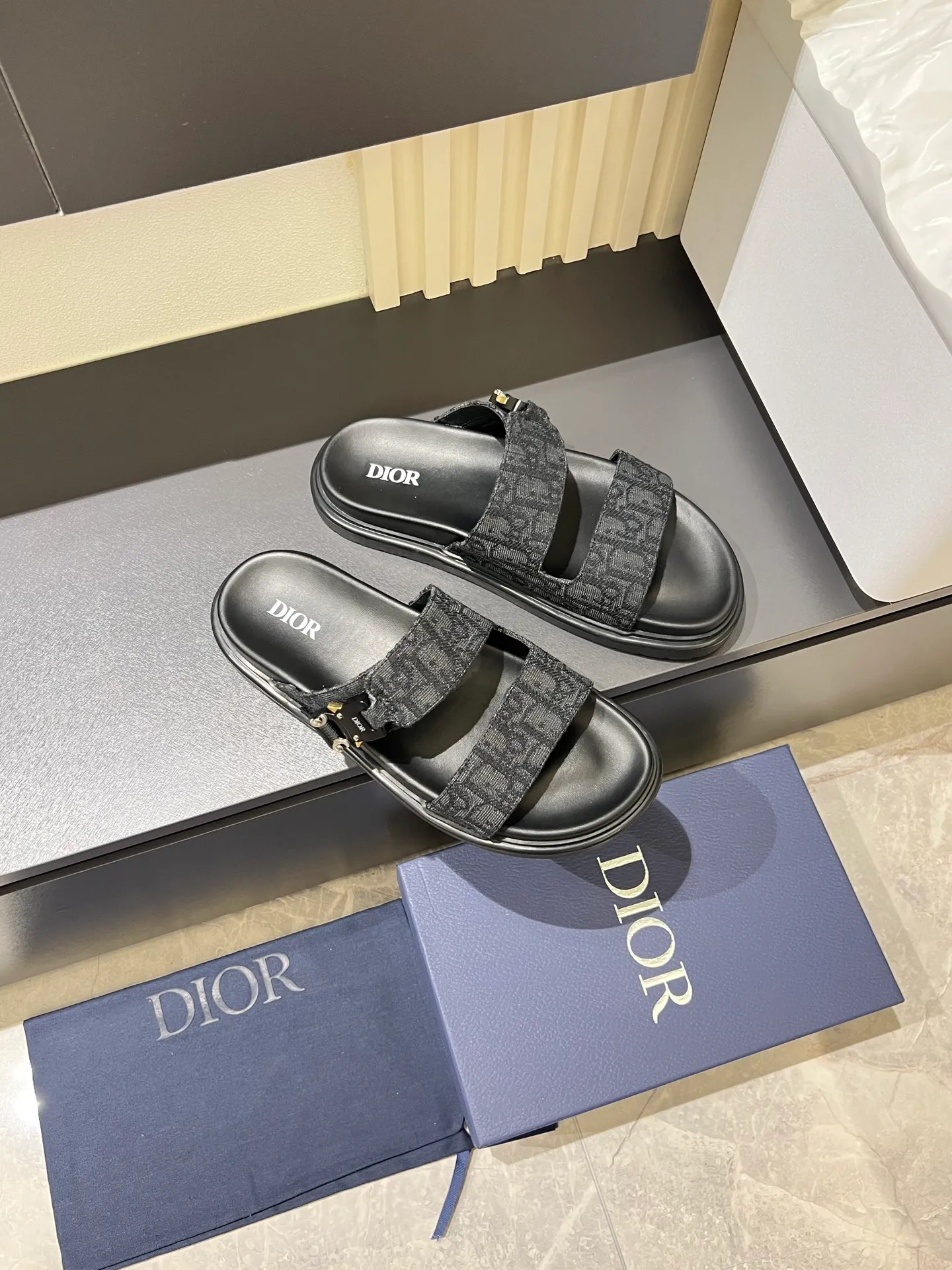 Men's Men's Shoes 💰p320 Dio* Men's Sandals Slippers. Showcasing Dior haute couture design. The Dior gray suede strap is accented with an aluminum Dior buckle for added style. Paired with a comfortable tonal notch sole, they pair easily with shorts or jeans for a sophisticated look. Main body: suede cow leather, technical fabric lining: cow leather, with adjustable straps, aluminum Dior buckle, Dior gray EVA insole, tonal notched rubber outsole splicing structure, size: 38-44 (customized at 45.46)